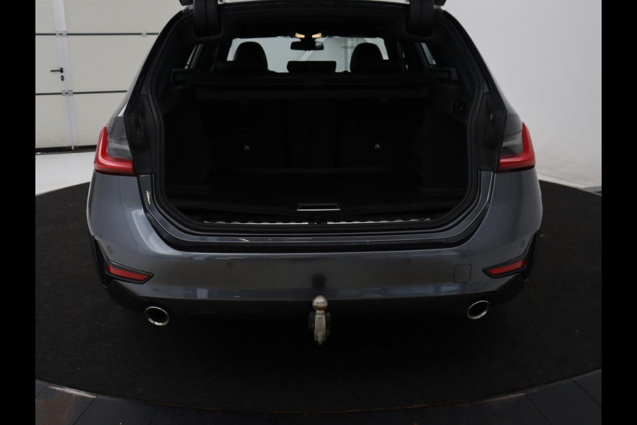 BMW 3-serie 320i Executive Edition | Sport Line | Trekhaak | Harman/Kardon | Sfeerverlichting | Carplay | Half leder | Live Cockpit | Parkeerhulp | Navigatie | Climate control | Full LED | Bluetooth | Cruise control