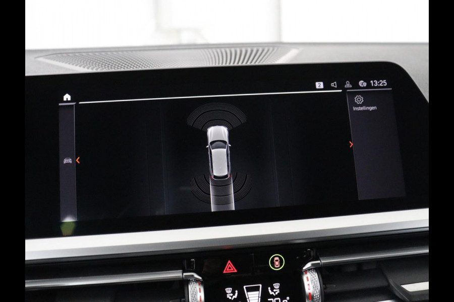 BMW 3-serie 320i Executive Edition | Sport Line | Trekhaak | Harman/Kardon | Sfeerverlichting | Carplay | Half leder | Live Cockpit | Parkeerhulp | Navigatie | Climate control | Full LED | Bluetooth | Cruise control
