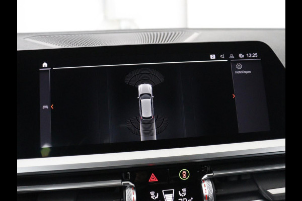 BMW 3-serie 320i Executive Edition | Sport Line | Trekhaak | Harman/Kardon | Sfeerverlichting | Carplay | Half leder | Live Cockpit | Parkeerhulp | Navigatie | Climate control | Full LED | Bluetooth | Cruise control