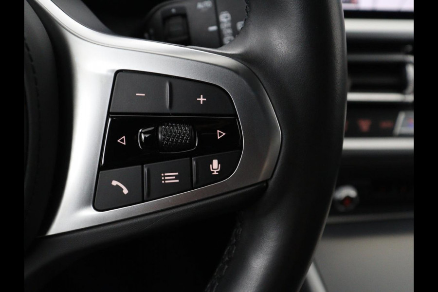 BMW 3-serie 320i Executive Edition | Sport Line | Trekhaak | Harman/Kardon | Sfeerverlichting | Carplay | Half leder | Live Cockpit | Parkeerhulp | Navigatie | Climate control | Full LED | Bluetooth | Cruise control