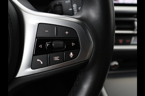 BMW 3-serie 320i Executive Edition | Sport Line | Trekhaak | Harman/Kardon | Sfeerverlichting | Carplay | Half leder | Live Cockpit | Parkeerhulp | Navigatie | Climate control | Full LED | Bluetooth | Cruise control