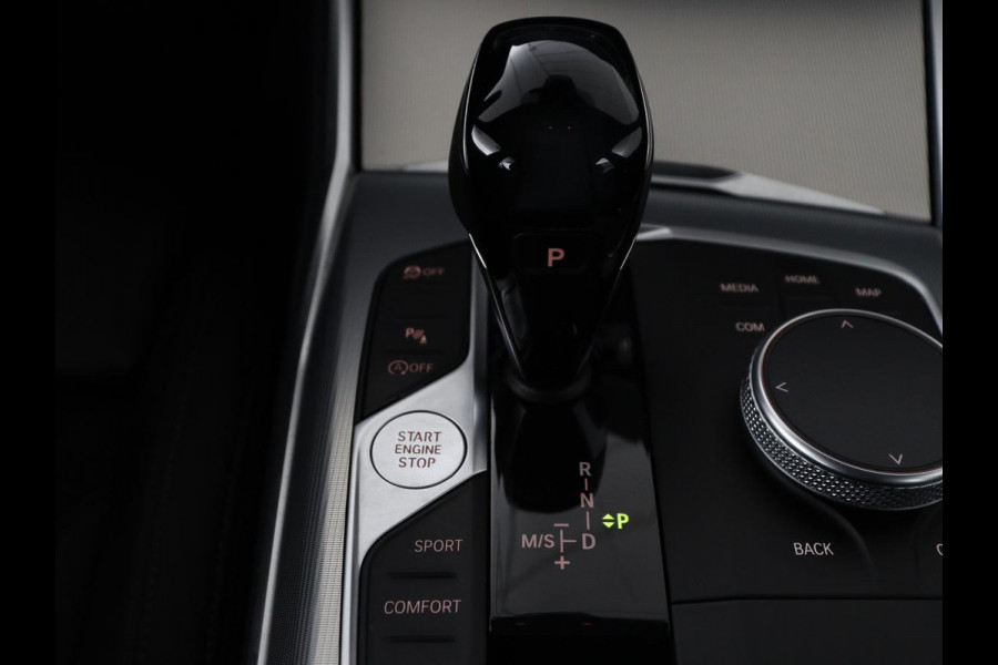 BMW 3-serie 320i Executive Edition | Sport Line | Trekhaak | Harman/Kardon | Sfeerverlichting | Carplay | Half leder | Live Cockpit | Parkeerhulp | Navigatie | Climate control | Full LED | Bluetooth | Cruise control