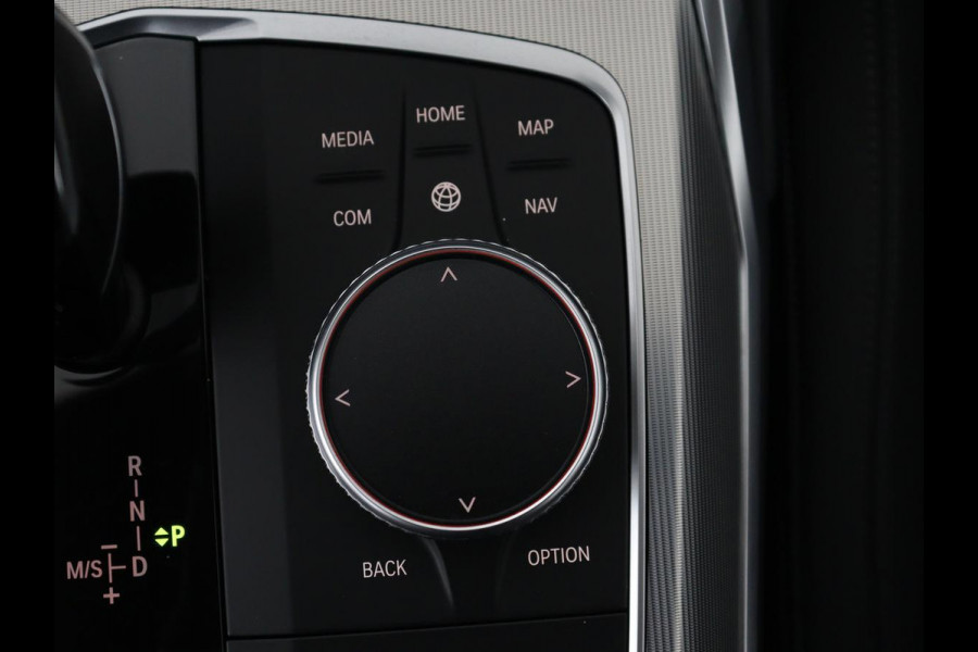 BMW 3-serie 320i Executive Edition | Sport Line | Trekhaak | Harman/Kardon | Sfeerverlichting | Carplay | Half leder | Live Cockpit | Parkeerhulp | Navigatie | Climate control | Full LED | Bluetooth | Cruise control