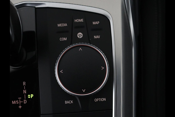 BMW 3-serie 320i Executive Edition | Sport Line | Trekhaak | Harman/Kardon | Sfeerverlichting | Carplay | Half leder | Live Cockpit | Parkeerhulp | Navigatie | Climate control | Full LED | Bluetooth | Cruise control
