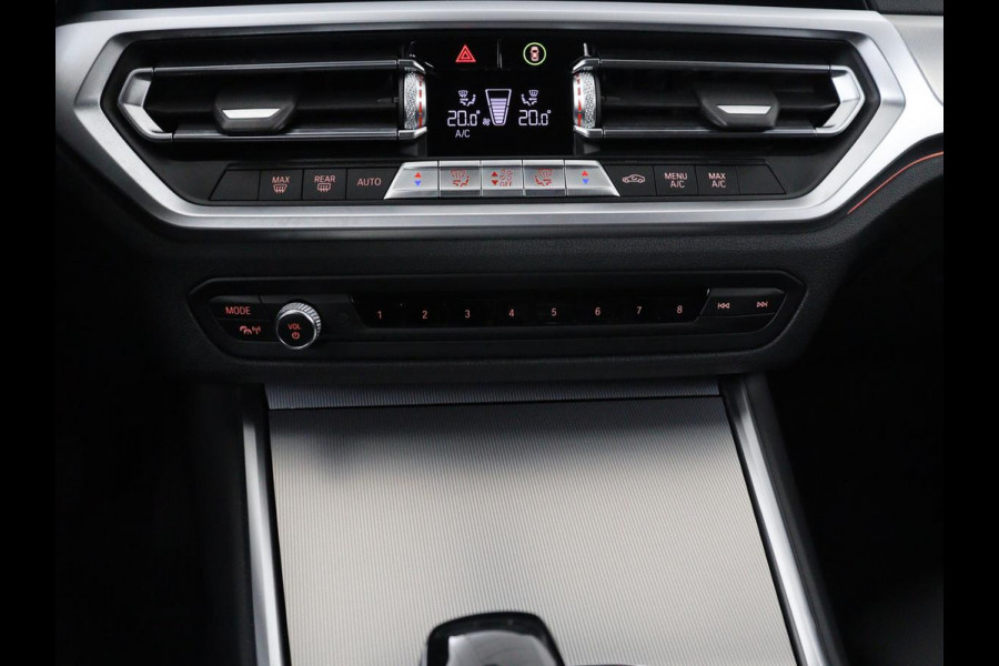 BMW 3-serie 320i Executive Edition | Sport Line | Trekhaak | Harman/Kardon | Sfeerverlichting | Carplay | Half leder | Live Cockpit | Parkeerhulp | Navigatie | Climate control | Full LED | Bluetooth | Cruise control