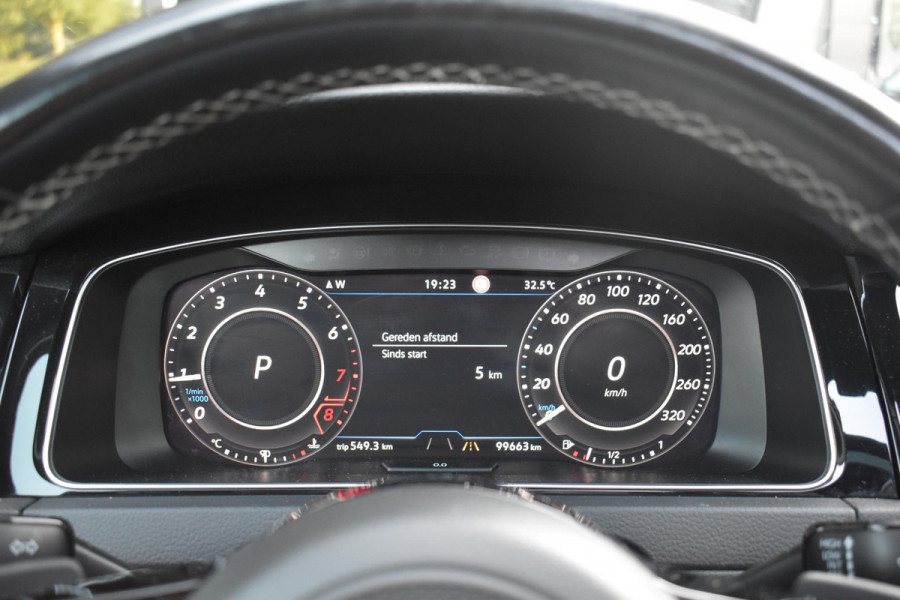 Volkswagen Golf 2.0 TSI 4Motion R Pano Akra Camera Dynaudio