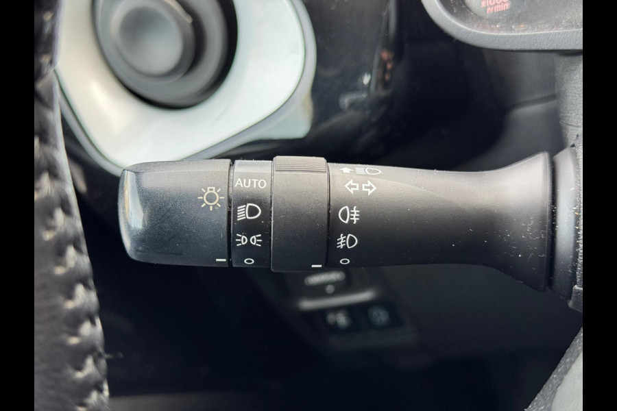 Toyota Aygo 1.0 VVT-i X-Joy | Eerste eigenaar, Lichtmetalen velgen, Climate control, Privacy glass, Nieuw geleverd & onderhouden