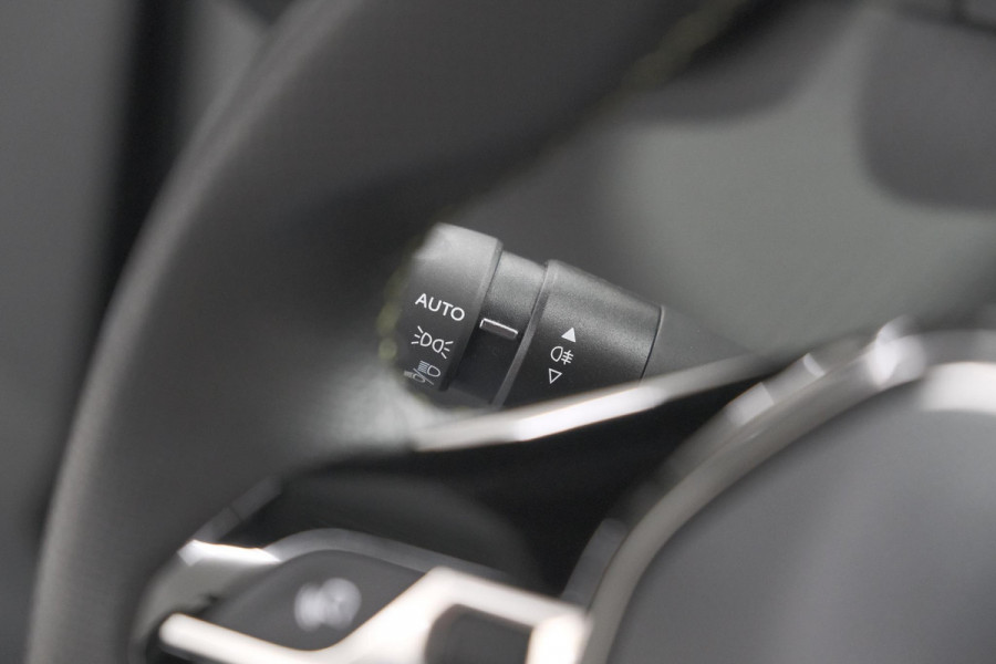 Peugeot e-2008 EV GT 50 kWh | 11 KW Laadfunctie | 360 Camera | Dodehoekdetectie | Apple Carplay | SOH=100%