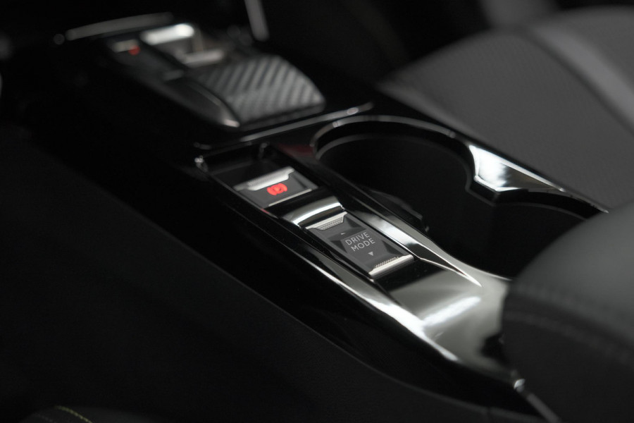 Peugeot e-2008 EV GT 50 kWh | 11 KW Laadfunctie | 360 Camera | Dodehoekdetectie | Apple Carplay | SOH=100%