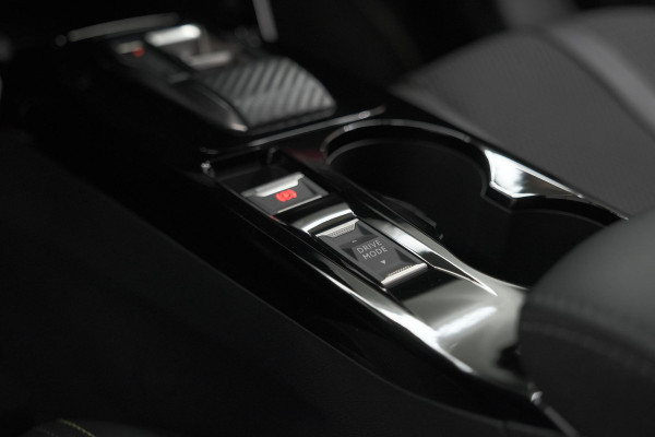 Peugeot e-2008 EV GT 50 kWh | 11 KW Laadfunctie | 360 Camera | Dodehoekdetectie | Apple Carplay | SOH=100%