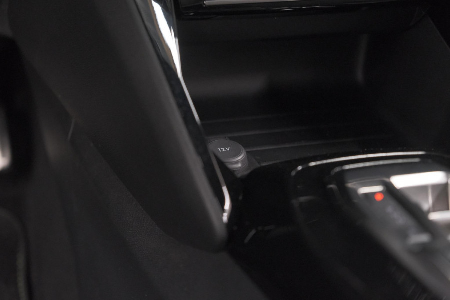 Peugeot e-2008 EV GT 50 kWh | 11 KW Laadfunctie | 360 Camera | Dodehoekdetectie | Apple Carplay | SOH=100%