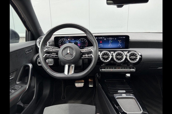 Mercedes-Benz A-Klasse 180 Star Edition AMG Line / Pano / Sfeer / Camera / LED