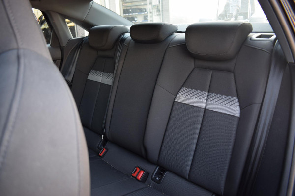 Audi A3 Limousine 30 TFSI Business edition | Apple CarPlay | Sportstoelen | Cruise