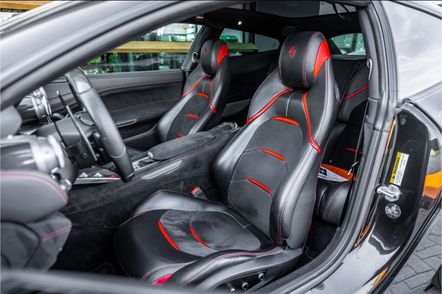 Ferrari GTC4Lusso 6.3 V12 - 4-zits l Lift l Passenger Display l Carbon l Panorama