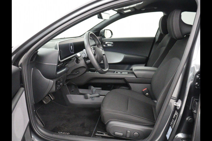 Hyundai IONIQ 6 Connect 77.4 kWh | SOH 94,7% | Warmtepomp | Head-Up | Stoelverwarming | Camera | Carplay | Standkachel | Adaptive cruise | Keyless | Navigatie | Achterbankverwarming | Full LED