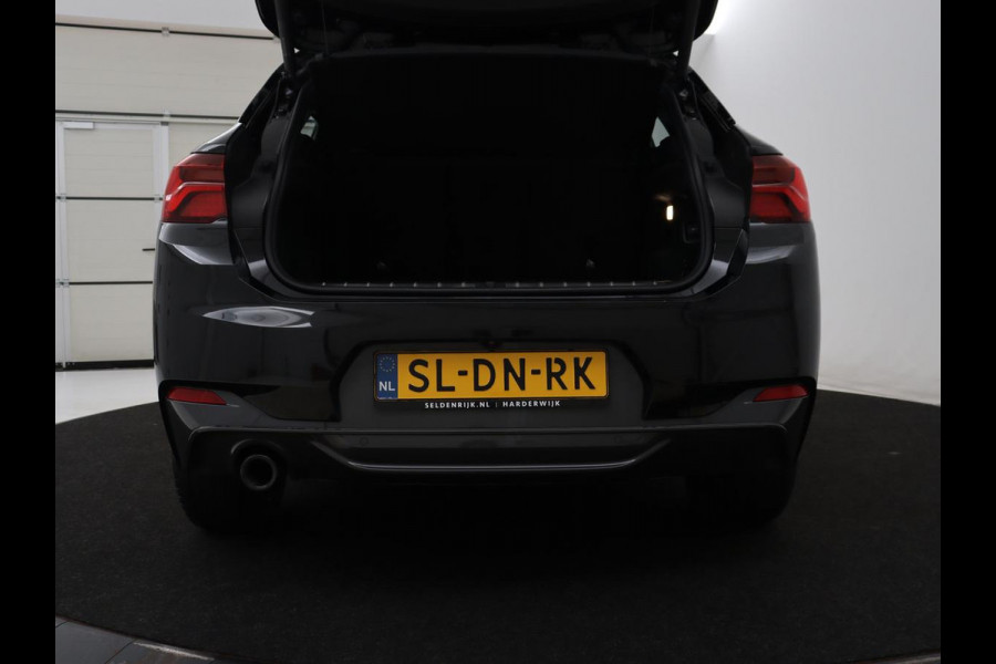 BMW X2 xDrive25e Goldplay Edition | SOH 82,1% | M Sport | Leder | Head-Up | Sportstoelen | 19'' velgen | Sfeerverlichting | Camera | Stoelverwarming | Navigatie | Full LED | Keyless | DAB | Park Assist | Memory | PHEV | Plug In