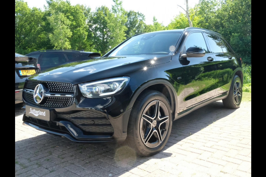 Mercedes-Benz GLC 300e 4MATIC AMG Line 320 PK | AMG Pakket | PHEV | Panormadak | Trekhaak inklapbaar | Stoelverwarming | Elektrische klep | LED | Lederen bekleding | Elektrisch verstelbare stoelen |