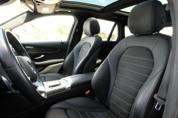 Mercedes-Benz GLC 300e 4MATIC AMG Line 320 PK | AMG Pakket | PHEV | Panormadak | Trekhaak inklapbaar | Stoelverwarming | Elektrische klep | LED | Lederen bekleding | Elektrisch verstelbare stoelen |