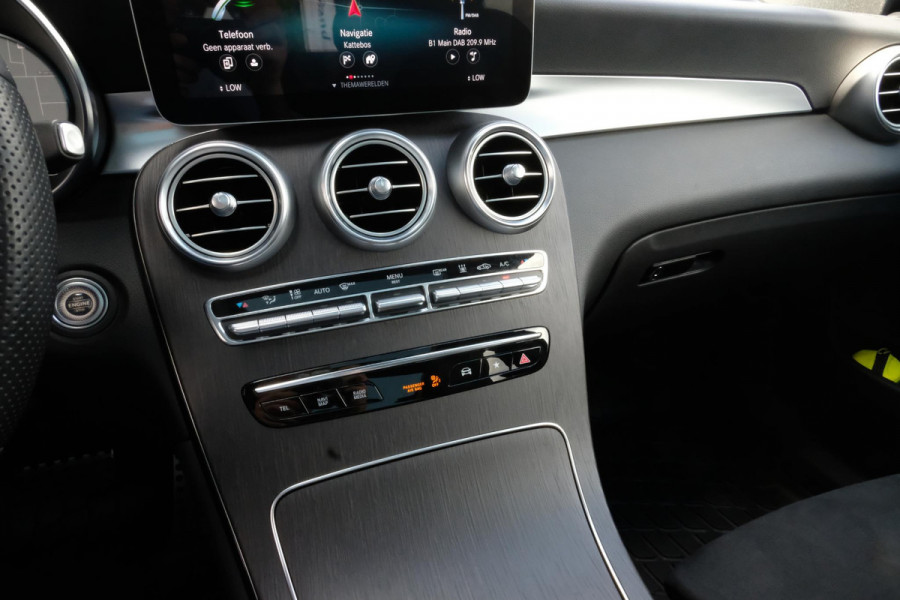 Mercedes-Benz GLC 300e 4MATIC AMG Line 320 PK | AMG Pakket | PHEV | Panormadak | Trekhaak inklapbaar | Stoelverwarming | Elektrische klep | LED | Lederen bekleding | Elektrisch verstelbare stoelen |