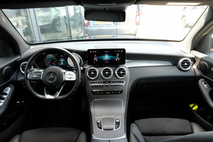 Mercedes-Benz GLC 300e 4MATIC AMG Line 320 PK | AMG Pakket | PHEV | Panormadak | Trekhaak inklapbaar | Stoelverwarming | Elektrische klep | LED | Lederen bekleding | Elektrisch verstelbare stoelen |