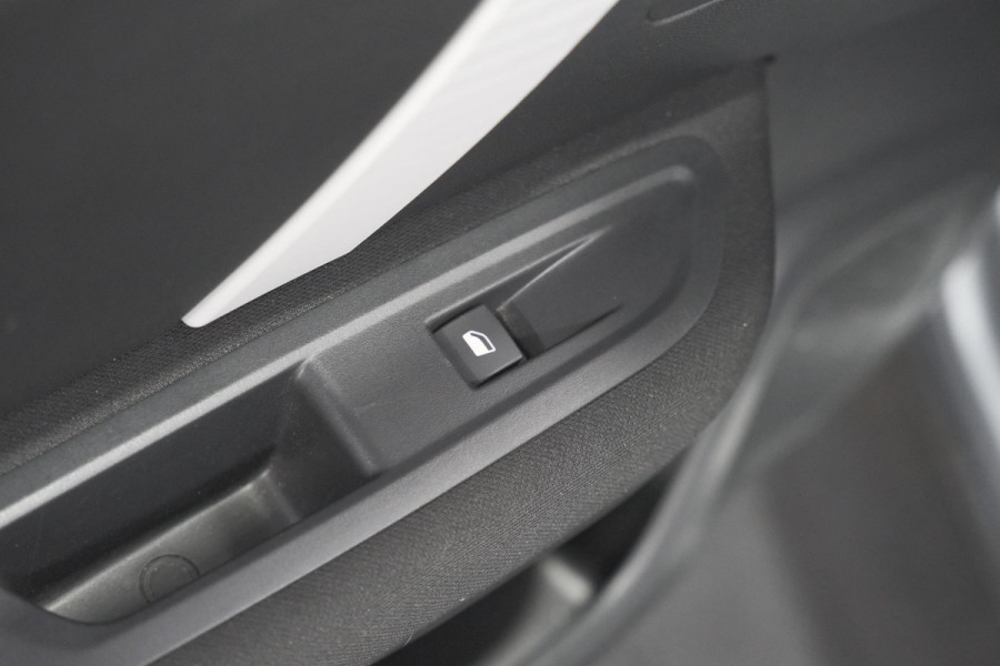 Citroën C4 Puretech 130 Feel | Trekhaak | Camera | Allseason Banden | Climate Control | Parkeersensoren