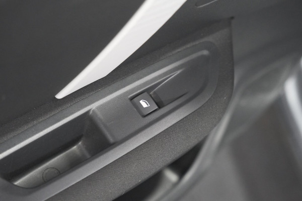 Citroën C4 Puretech 130 Feel | Trekhaak | Camera | Allseason Banden | Climate Control | Parkeersensoren