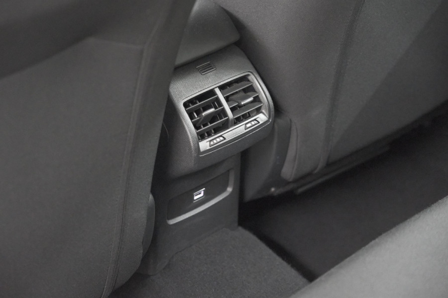 Citroën C4 Puretech 130 Feel | Trekhaak | Camera | Allseason Banden | Climate Control | Parkeersensoren