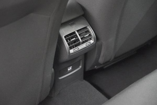 Citroën C4 Puretech 130 Feel | Trekhaak | Camera | Allseason Banden | Climate Control | Parkeersensoren