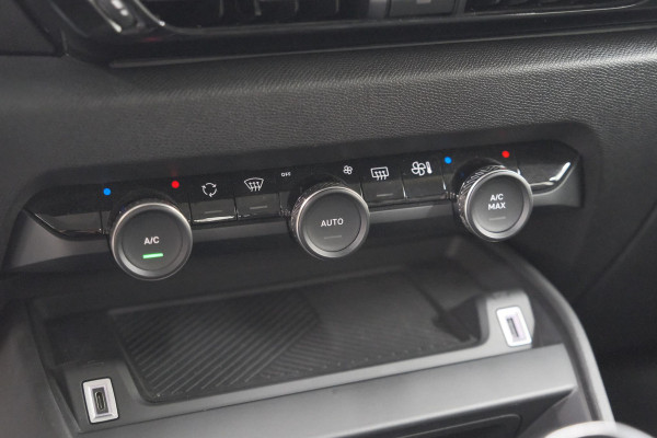 Citroën C4 Puretech 130 Feel | Trekhaak | Camera | Allseason Banden | Climate Control | Parkeersensoren