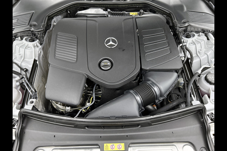 Mercedes-Benz C-Klasse 300 e Business Solution AMG | Nightpakket | GUARD 360° Plus | Burmester® 3D surround sound | Trekhaak | Middenconsole metaalstructuur | Panoramaschuifdak | 360° camera | Diamond grill |