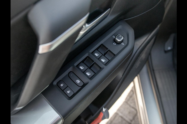 Jeep Compass First Edition 74 kWh | Adapt. Cruise | Camera | Carplay | 20" | Elektr. A-Klep | Navi | Winter Pack | Schuif/Kanteldak | Premium Pack | Conv. Pack | Warmtepomp