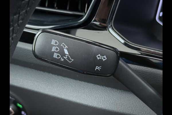 Volkswagen T-Roc 1.5TSI Automaat R-Line Panoramadak Stoelverwarming Adap.Cruise Virtal Cockpit Camera Elek.Achterklep Navi Apple Carplay Android  Keyless Pdc Privacy Glas Lmv Led DAB+ Licht-Regensensor