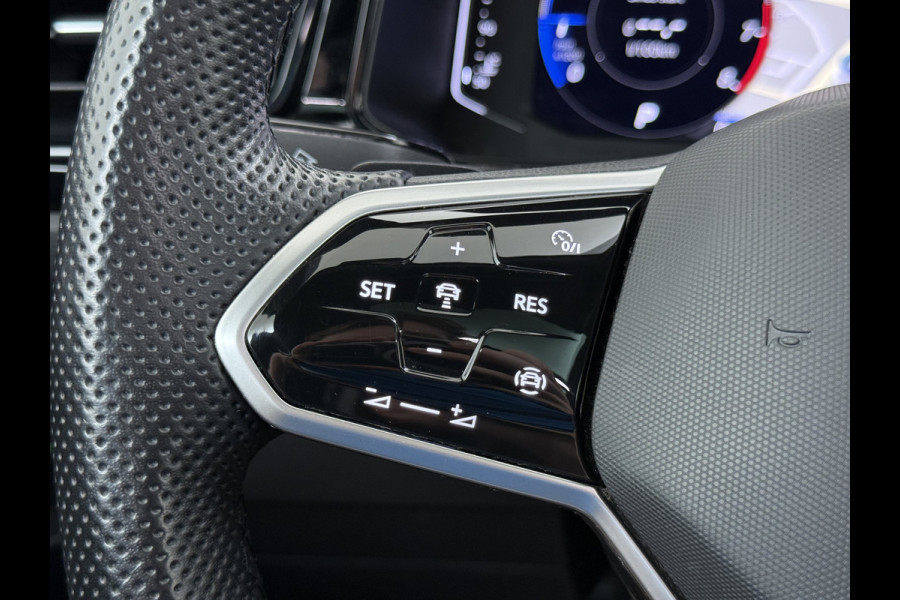Volkswagen T-Roc 1.5TSI Automaat R-Line Panoramadak Stoelverwarming Adap.Cruise Virtal Cockpit Camera Elek.Achterklep Navi Apple Carplay Android  Keyless Pdc Privacy Glas Lmv Led DAB+ Licht-Regensensor