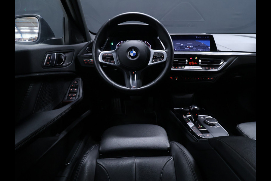 BMW 1-serie 118i M Sport [SCHUIFKANTELDAK, APPLE CARPLAY, ANDROID AUTO, STOELVERWARMING, STUURVERWARMING, ACHTERUITRIJCAMERA, PDC V+A, LED KOPLAMPEN, SPORTSTOELEN, 2-ZONE CLIMATE CONTROL, CRUISE CONTROL, NIEUWSTAAT]