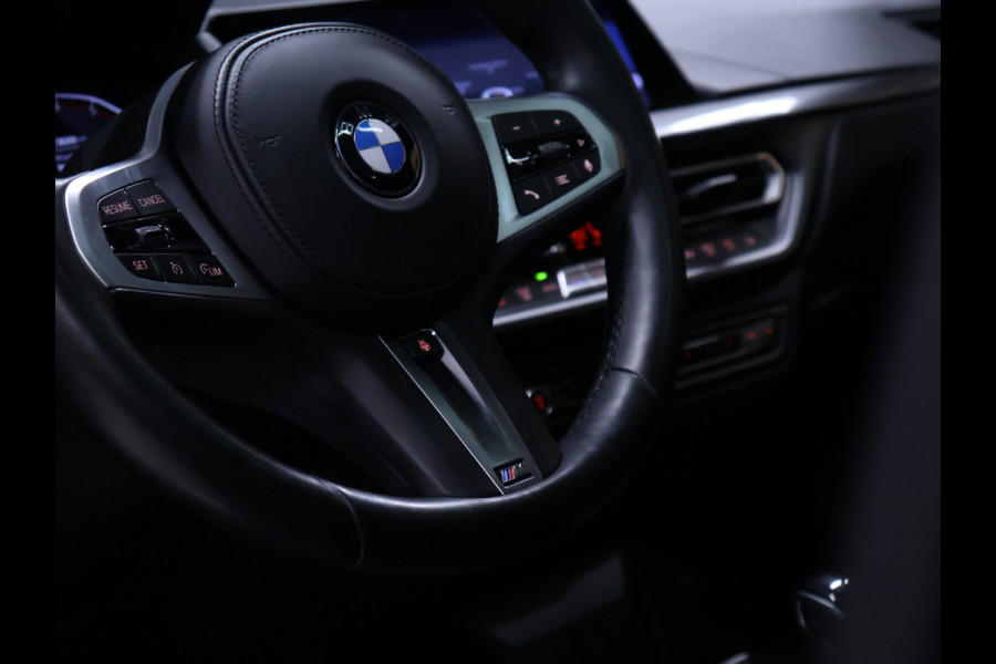BMW 1-serie 118i M Sport [SCHUIFKANTELDAK, APPLE CARPLAY, ANDROID AUTO, STOELVERWARMING, STUURVERWARMING, ACHTERUITRIJCAMERA, PDC V+A, LED KOPLAMPEN, SPORTSTOELEN, 2-ZONE CLIMATE CONTROL, CRUISE CONTROL, NIEUWSTAAT]