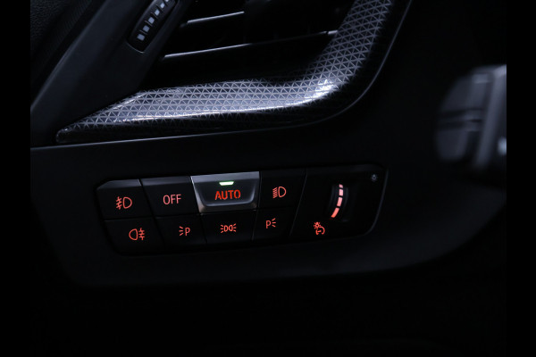 BMW 1-serie 118i M Sport [SCHUIFKANTELDAK, APPLE CARPLAY, ANDROID AUTO, STOELVERWARMING, STUURVERWARMING, ACHTERUITRIJCAMERA, PDC V+A, LED KOPLAMPEN, SPORTSTOELEN, 2-ZONE CLIMATE CONTROL, CRUISE CONTROL, NIEUWSTAAT]