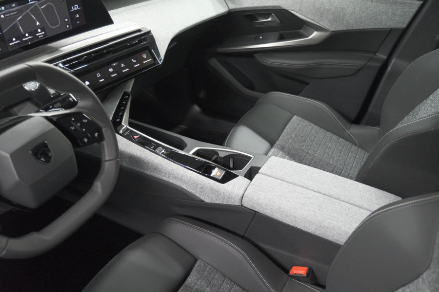 Peugeot 3008 1.2 Hybrid 136 Allure | Camera | Panoramisch Navigatiescherm | Apple Carplay | Comfort Stoelen