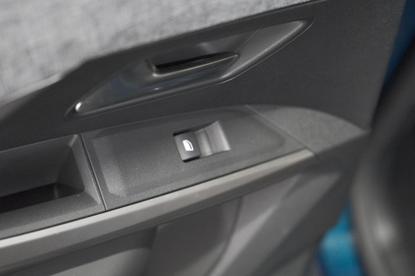 Peugeot 3008 1.2 Hybrid 136 Allure | Camera | Panoramisch Navigatiescherm | Apple Carplay | Comfort Stoelen
