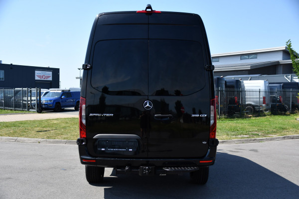 Mercedes-Benz Sprinter 319 V6 3.0 CDI L2H2 DC Black Edition Full Options! 360 Camera, Cruise, Carplay, 10,5'' Mbux, LED, 2 x Geveerde stoel, Stoelverwarming, Sensoren, Uniek!