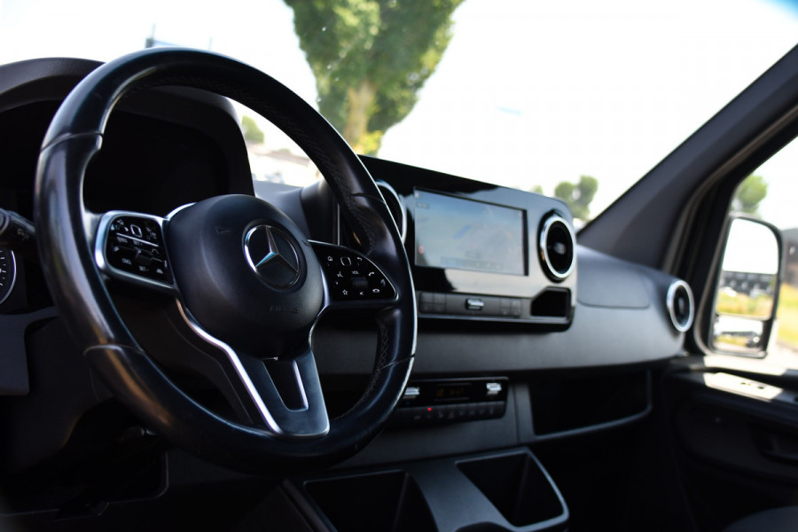 Mercedes-Benz Sprinter 319 V6 3.0 CDI L2H2 DC Black Edition Full Options! 360 Camera, Cruise, Carplay, 10,5'' Mbux, LED, 2 x Geveerde stoel, Stoelverwarming, Sensoren, Uniek!