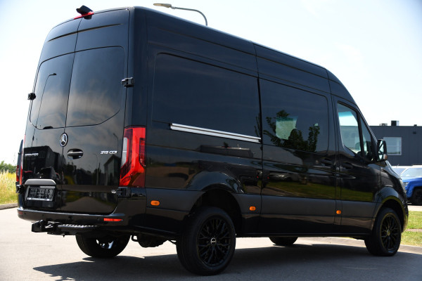 Mercedes-Benz Sprinter 319 V6 3.0 CDI L2H2 DC Black Edition Full Options! 360 Camera, Cruise, Carplay, 10,5'' Mbux, LED, 2 x Geveerde stoel, Stoelverwarming, Sensoren, Uniek!