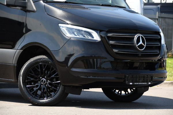 Mercedes-Benz Sprinter 319 V6 3.0 CDI L2H2 DC Black Edition Full Options! 360 Camera, Cruise, Carplay, 10,5'' Mbux, LED, 2 x Geveerde stoel, Stoelverwarming, Sensoren, Uniek!