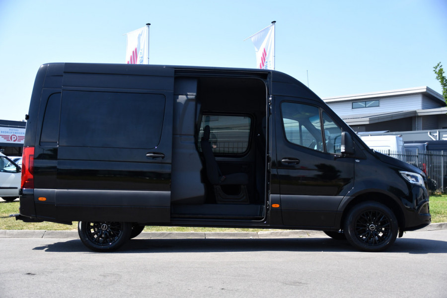 Mercedes-Benz Sprinter 319 V6 3.0 CDI L2H2 DC Black Edition Full Options! 360 Camera, Cruise, Carplay, 10,5'' Mbux, LED, 2 x Geveerde stoel, Stoelverwarming, Sensoren, Uniek!
