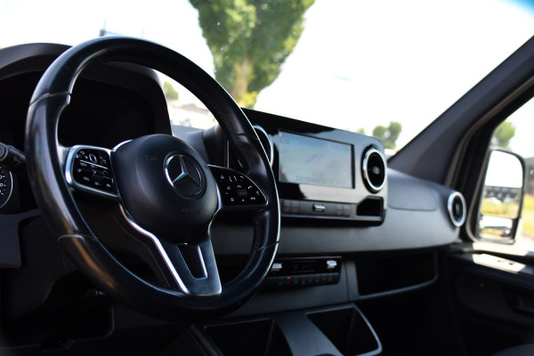 Mercedes-Benz Sprinter 319 V6 3.0 CDI L2H2 DC Black Edition Full Options! 360 Camera, Cruise, Carplay, 10,5'' Mbux, LED, 2 x Geveerde stoel, Stoelverwarming, Sensoren, Uniek!