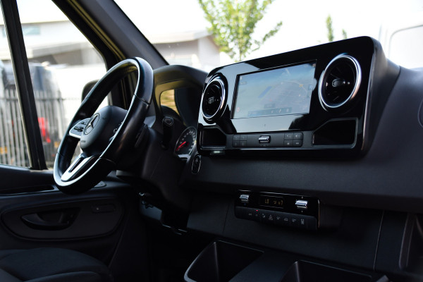 Mercedes-Benz Sprinter 319 V6 3.0 CDI L2H2 DC Black Edition Full Options! 360 Camera, Cruise, Carplay, 10,5'' Mbux, LED, 2 x Geveerde stoel, Stoelverwarming, Sensoren, Uniek!