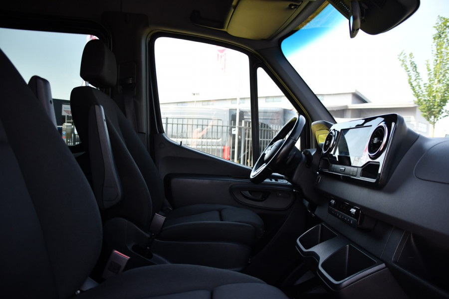 Mercedes-Benz Sprinter 319 V6 3.0 CDI L2H2 DC Black Edition Full Options! 360 Camera, Cruise, Carplay, 10,5'' Mbux, LED, 2 x Geveerde stoel, Stoelverwarming, Sensoren, Uniek!