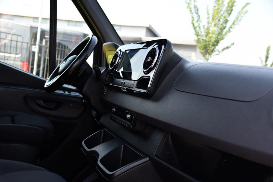 Mercedes-Benz Sprinter 319 V6 3.0 CDI L2H2 DC Black Edition Full Options! 360 Camera, Cruise, Carplay, 10,5'' Mbux, LED, 2 x Geveerde stoel, Stoelverwarming, Sensoren, Uniek!
