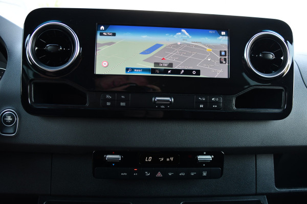 Mercedes-Benz Sprinter 319 V6 3.0 CDI L2H2 DC Black Edition Full Options! 360 Camera, Cruise, Carplay, 10,5'' Mbux, LED, 2 x Geveerde stoel, Stoelverwarming, Sensoren, Uniek!