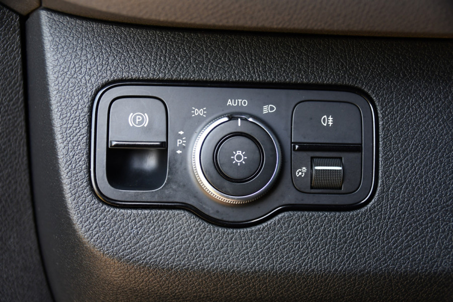 Mercedes-Benz Sprinter 319 V6 3.0 CDI L2H2 DC Black Edition Full Options! 360 Camera, Cruise, Carplay, 10,5'' Mbux, LED, 2 x Geveerde stoel, Stoelverwarming, Sensoren, Uniek!