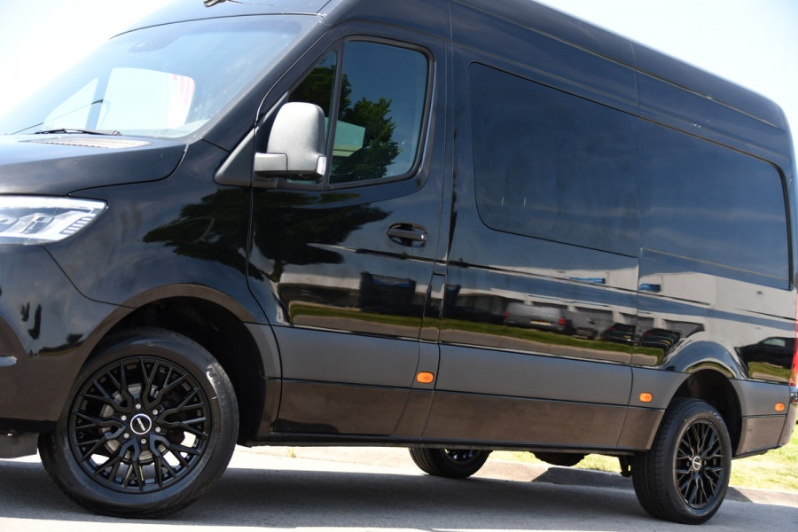Mercedes-Benz Sprinter 319 V6 3.0 CDI L2H2 DC Black Edition Full Options! 360 Camera, Cruise, Carplay, 10,5'' Mbux, LED, 2 x Geveerde stoel, Stoelverwarming, Sensoren, Uniek!